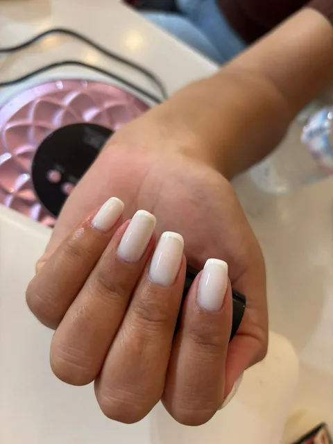 Manucure french réalisée à l'onglerie Rosa Alba Beauty, Marrakech