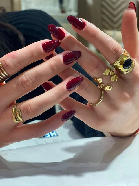 Ongles bordeaux brillants, pose réalisée chez Rosa Alba Beauty Marrakech