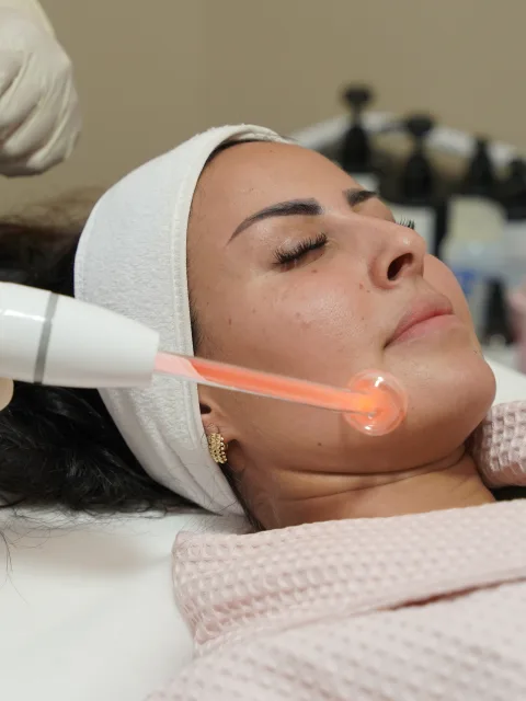 Institut de beauté Marrakech - soin du visage haute fréquence chez Rosa Alba Beauty