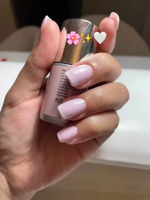 Vernis semi-permanent rose et french, onglerie Rosa Alba Beauty Marrakech